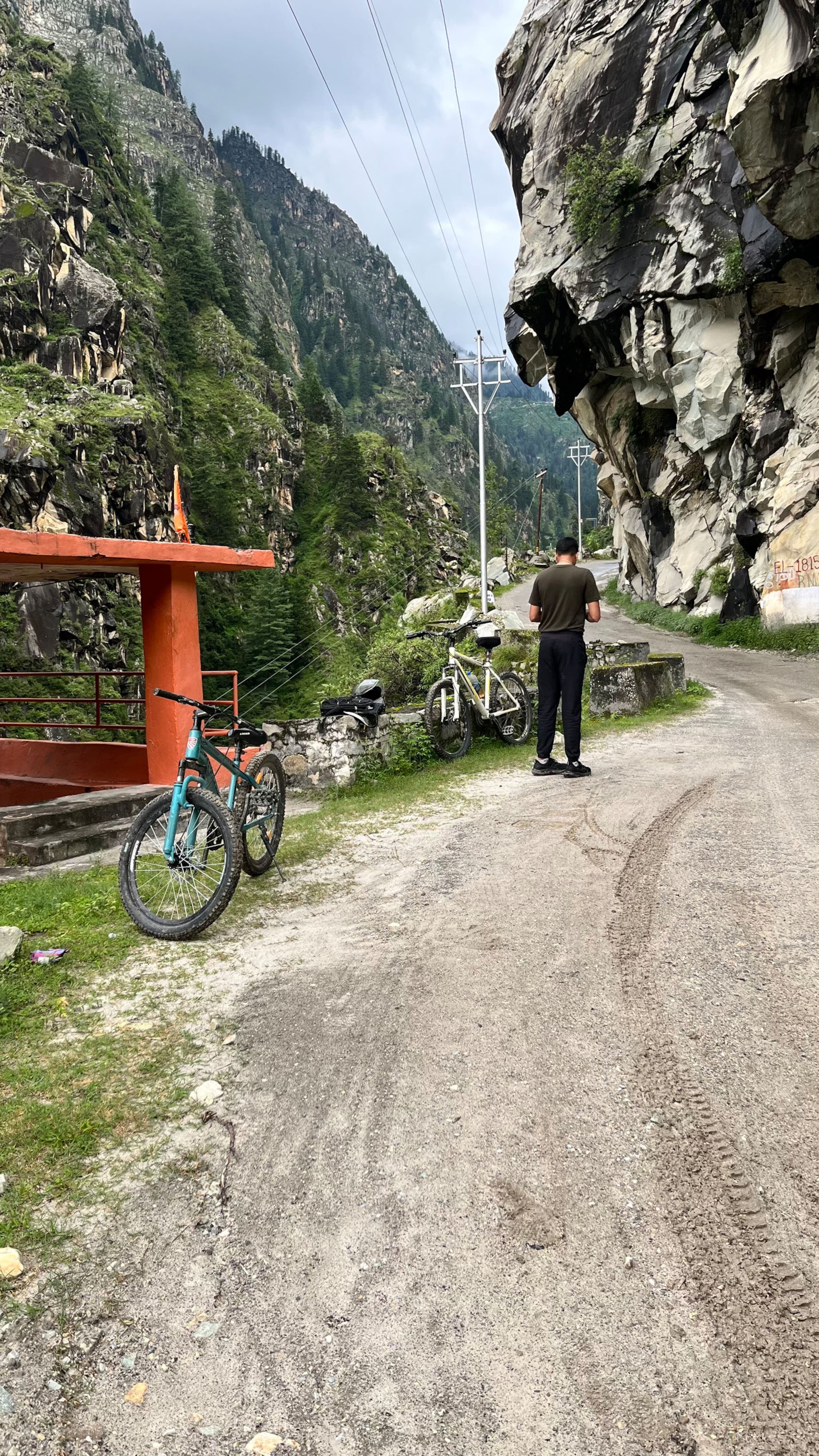 Mountain landscape around Brown House in Parvati Valley